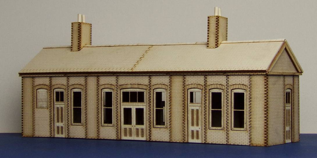 B 00-00 early 20th century small country station LCC bundle early 20th century country railway station. Building size 222mm x 60mm with gabled roof. Assembly and some trimming of parts required.

